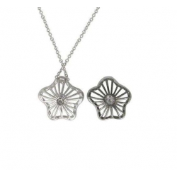 14Kt White Gold Flower Design Diamond Necklace (0.3cts tw)